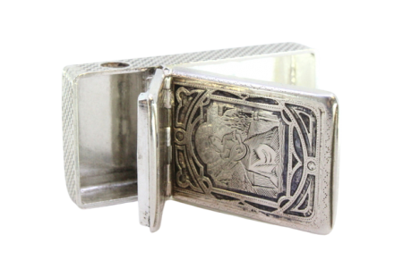 Caixa de comprimidos em prata guilhochada com dupla divisão e gravados nas tampas.